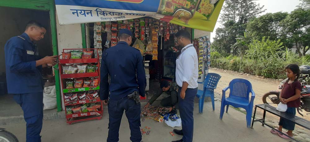 कैलालीमा निषेधित क्षेत्रमै बिक्री हुन्छन् सुर्तीजन्य पदार्थ